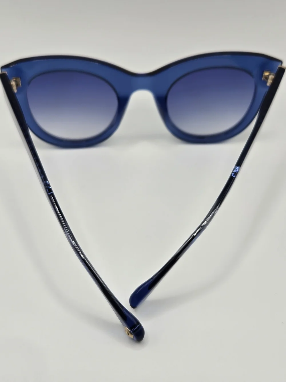 Aperçu sunglasses featuring a bold acetate frame and gold tone branding